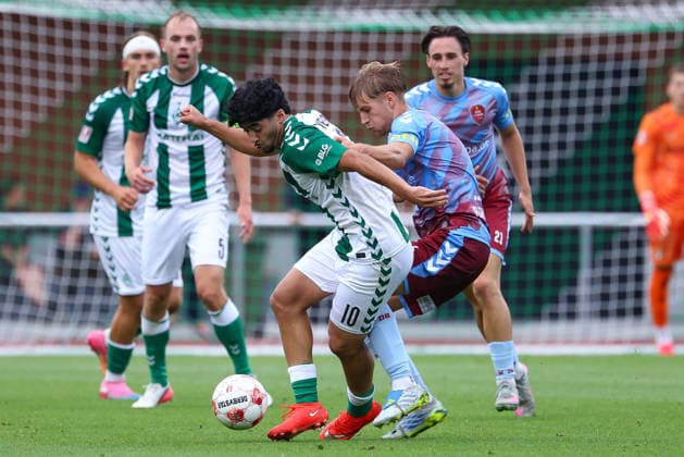 v.li.: Darwin Kaan Soylu (SV Werder Bremen II, 10) und Benjamin Lamce (SC Weiche Flensburg 08, 6) im Zweikampf, Duell, Dynamik, Aktion, Action, Spielszene, 19.08.2026, Bremen (Deutschland), Fussball, Regionalliga Nord, SV Werder Bremen II - SC Weiche Flensburg *** From left: Darwin Kaan Soylu (SV Werder Bremen II), 10, and Benjamin Lamce (SC Weiche Flensburg 08), 6, in a one-on-one battle, duel, dynamic moment, action, game scene, August 19, 2026, Bremen, Germany, soccer, Regionalliga Nord, SV Werder Bremen II vs. SC Weiche Flensburg xobx