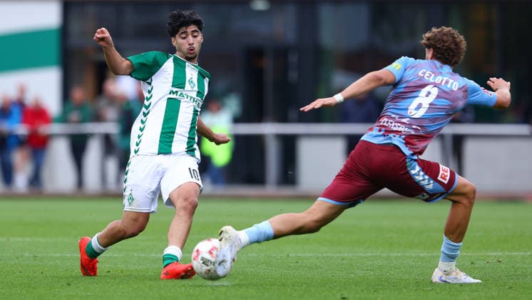 v.li.: Darwin Kaan Soylu (SV Werder Bremen II, 10) und Raul Celotto (SC Weiche Flensburg 08, 8) im Zweikampf, Duell, Dynamik, Aktion, Action, Spielszene, 19.08.2026, Bremen (Deutschland), Fussball, Regionalliga Nord, SV Werder Bremen II - SC Weiche Flensburg *** From left: Darwin Kaan Soylu (SV Werder Bremen II), 10, and Raul Celotto (SC Weiche Flensburg 08), 8, in a one-on-one battle, duel, dynamic play, action, game scene, August 19, 2026, Bremen, Germany, soccer, Regionalliga Nord, SV Werder Bremen II vs. SC Weiche Flensburg xobx