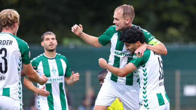 v.li.: Torschütze Cimo Röcker (SV Werder Bremen II, 5) und Darwin Kaan Soylu (SV Werder Bremen II, 10) mit Torjubel, Jubel, jubeln, jubelt, optimistisch, Spielszene, Highlight, Freude über das Tor zum 1:0, 19.08.2026, Bremen (Deutschland), Fussball, Regionalliga Nord, SV Werder Bremen II - SC Weiche Flensburg *** From left: Goal scorer Cimo Röcker (SV Werder Bremen II, 5) and Darwin Kaan Soylu (SV Werder Bremen II, 10) celebrating the goal, celebration, cheering, optimistic, game action, highlight, joy over the 1–0 goal, August 19, 2026, Bremen, Germany, soccer, Regionalliga Nord, SV Werder Bremen II vs. SC Weiche Flensburg xobx