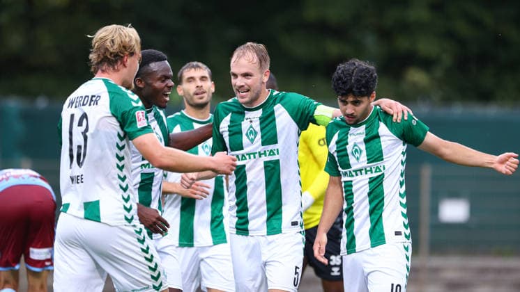 Spieler von SV Werder Bremen II mit Torjubel, Jubel, jubeln, jubelt, optimistisch, Spielszene, Highlight, Freude über das Tor zum 1:0 durch Torschütze Cimo Röcker (SV Werder Bremen II, 5, 2. v.r.), 19.08.2026, Bremen (Deutschland), Fussball, Regionalliga Nord, SV Werder Bremen II - SC Weiche Flensburg *** SV Werder Bremen II players celebrating a goal, celebration, celebrating, celebrate, optimistic, game scene, highlight, joy over the 1–0 goal scored by Cimo Röcker of SV Werder Bremen II, 5, 2 from the right, August 19, 2026, Bremen, Germany, soccer, Regionalliga Nord, SV Werder Bremen II vs. SC Weiche Flensburg xobx