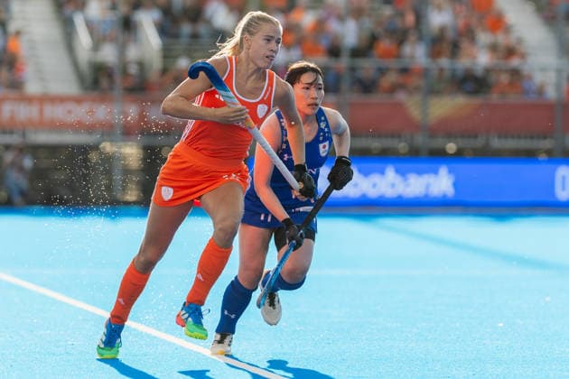 Netherlands Women v Japan Women - FIH Hockey World Cup AMSTELVEEN, NETHERLANDS - AUGUST 19: Luna Fokke of Netherlands and Akari Nakagomi of Japan during the FIH Hockey World Cup match between Netherlands Women and Japan Women at Wagener Stadion on August 19, 2026 in Amstelveen, Netherlands. Amstelveen Wagener Stadion Netherlands Content not available for redistribution in The Netherlands directly or indirectly through any third parties. Copyright: xMarcelxvanxPlateringenx