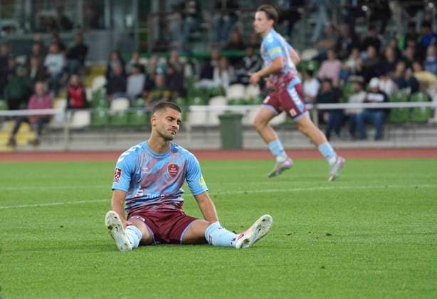 Foto : Verlierer am Boden , Erolind KRASNIQI (Weiche) Fussball Regionalliga Nord , 4. Spieltag am Mi. 19.08.2026 Werder Bremen II - SG Weiche Flensburg *** Photo: Losers on the ground, Erolind KRASNIQI, Weiche Soccer Regional League North, Matchday 4 on Wed, Aug 19, 2026: Werder Bremen II vs. SG Weiche Flensburg