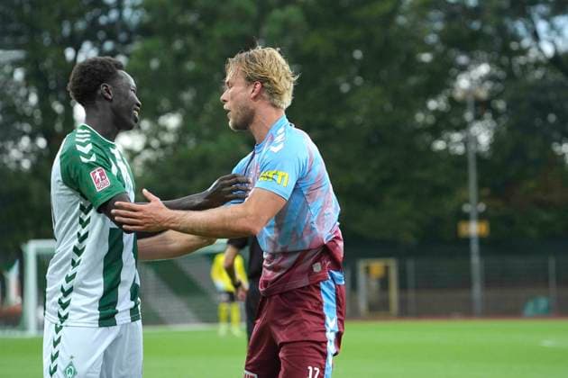 Foto : Rasmus TOBINSKI (Weiche , rechts) findet Trost bei Ramiz Kalil Hamouda (Werder) Fussball Regionalliga Nord , 4. Spieltag am Mi. 19.08.2026 Werder Bremen II - SG Weiche Flensburg *** Photo by Rasmus TOBINSKI: Weiche; on the right, Trost with Ramiz Kalil Hamouda. Werder Soccer, Regionalliga Nord, Matchday 4 on Wed, Aug 19, 2026. Werder Bremen II vs. SG Weiche Flensburg