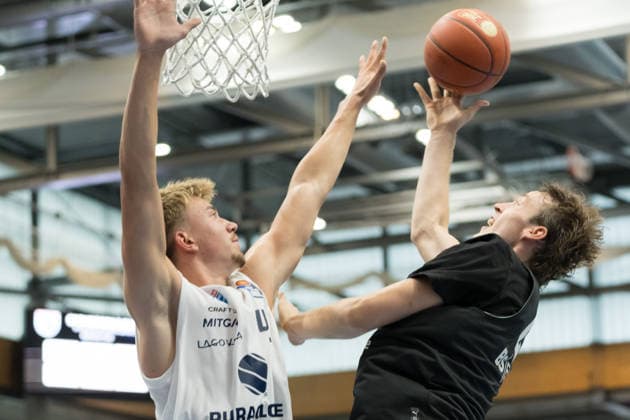 Mika Siegert (MBC, 42), Benjamin Schröder (Braunschweig, 2), Syntainics MBC vs. Basketball Löwen Braunschweig, Testspiel, Saisonvorbereitung, Basketball, Bundesliga, Maenner, Saison 2026 27, 19.08.2026. Weißenfels Stadthalle Sachsen-Anhalt Deutschland *** Mika Siegert MBC, 42, Benjamin Schröder Braunschweig, 2, Syntainics MBC vs. Basketball Löwen Braunschweig, exhibition game, preseason, basketball, Bundesliga, men s, 2026–27 season, August 19, 2026, Weißenfels Stadthalle, Saxony-Anhalt, Germany