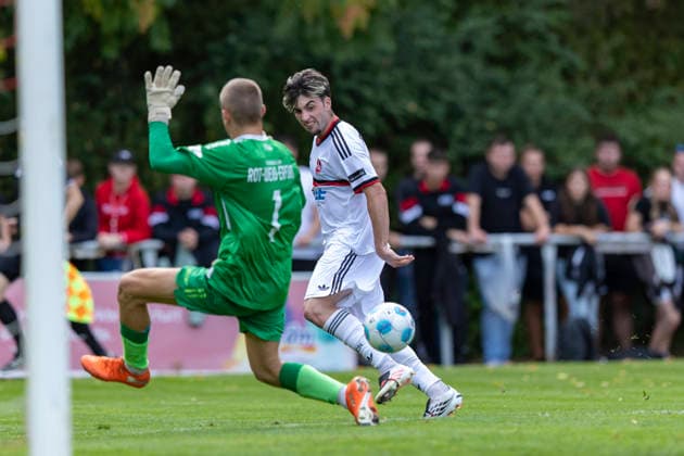 U19 DFB-Nachwuchsliga - Vorrunde Gruppe C: FC Rot-Weiß Erfurt vs. 1. FC Nürnberg; Erfurt; 19.08.2026 0:3 durch Noah Keller ( 10; 1. FC Nürnberg U19) gegen Maximilian Hummel ( 1; FC Rot-Weiß Erfurt U19) U19 DFB-Nachwuchsliga - Vorrunde Gruppe C: FC Rot-Weiß Erfurt vs. 1. FC Nürnberg; Hauptplatz Cyriaksgebreite Erfurt; 19.08.2026 DFB REGULATIONS PROHIBIT ANY USE OF PHOTOGRAPHS AS IMAGE SEQUENCES AND OR QUASI-VIDEO. *** U19 DFB Youth League Preliminary Round Group C FC Rot-Weiß Erfurt vs. 1. FC Nürnberg Erfurt, August 19, 2026, 0–3 (goal by Noah Keller, 10 ) 1. FC Nürnberg U19 vs. Maximilian Hummel, 1. FC Rot-Weiß Erfurt U19 U19 DFB Youth League Preliminary Round Group C FC Rot-Weiß Erfurt vs. 1. FC Nürnberg Main Field, Cyriaksgebreite, Erfurt, August 19, 2026. DFB regulations prohibit any use of photographs as image sequences and or quasi-video. Copyright: xBEAUTIFULxSPORTS Duehringx
