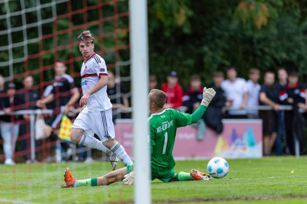 U19 DFB-Nachwuchsliga - Vorrunde Gruppe C: FC Rot-Weiß Erfurt vs. 1. FC Nürnberg; Erfurt; 19.08.2026 0:3 durch Noah Keller ( 10; 1. FC Nürnberg U19) gegen Maximilian Hummel ( 1; FC Rot-Weiß Erfurt U19) U19 DFB-Nachwuchsliga - Vorrunde Gruppe C: FC Rot-Weiß Erfurt vs. 1. FC Nürnberg; Hauptplatz Cyriaksgebreite Erfurt; 19.08.2026 DFB REGULATIONS PROHIBIT ANY USE OF PHOTOGRAPHS AS IMAGE SEQUENCES AND OR QUASI-VIDEO. *** U19 DFB Youth League Preliminary Round Group C FC Rot-Weiß Erfurt vs. 1. FC Nürnberg Erfurt, August 19, 2026, 0–3 (goal by Noah Keller, 10 ) 1. FC Nürnberg U19 vs. Maximilian Hummel, 1. FC Rot-Weiß Erfurt U19 U19 DFB Youth League Preliminary Round Group C FC Rot-Weiß Erfurt vs. 1. FC Nürnberg Main Field, Cyriaksgebreite, Erfurt, August 19, 2026. DFB regulations prohibit any use of photographs as image sequences and or quasi-video. Copyright: xBEAUTIFULxSPORTS Duehringx