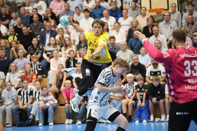 Ein Spieler des TSV Altenholz springt mit dem Ball zum Wurf ab, während Andreas Wolff ( 33; THW Kiel) im Tor bereit steht. Im Vordergrund versucht ein THW-Kiel-Feldspieler den Angriff zu stören. TSV Altenholz Spieler ( 10; TSV Altenholz) beim Sprungwurf gegen Andreas Wolff ( 33; THW Kiel) *** A TSV Altenholz player jumps up with the ball to take a shot, while Andreas Wolff (No. 33, THW Kiel) stands ready in goal. In the foreground, a THW Kiel field player tries to disrupt the attack. TSV Altenholz player No. 10 attempts a jump shot against Andreas Wolff (No. 33, THW Kiel). Copyright: xspeedshotx