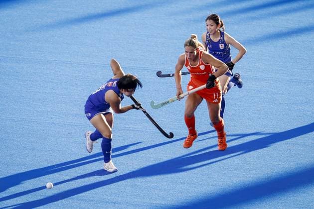 AMSTELVEEN - Maho Ueno of Japan and Pien Sanders of the Netherlands during the group stage match at the Hockey World Cup between the Netherlands and Japan at the Wagener Stadium. BAS CZERWINSKI ANP xVIxANPxSportx xxANPxIVx 565826982 originalFilename: 565826982.jpg