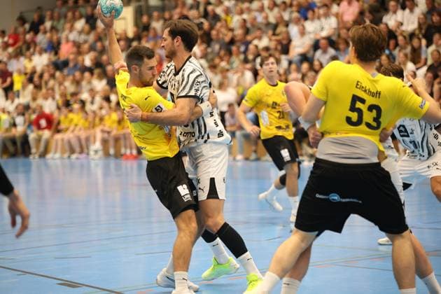Ein Spieler des THW Kiel setzt zum Wurf an und wird dabei von einem Altenholzer Gegenspieler im gelben Trikot bedrängt. Im Hintergrund ist Ben Eickhoff ( 53; TSV Altenholz) in der Abwehr zu sehen, die Halle ist gut gefüllt. Zweikampf zwischen THW Kiel und TSV Altenholz in der Edgar Meschkat Halle *** A THW Kiel player prepares to shoot and is pressured by an Altenholz opponent in a yellow jersey. In the background, Ben Eickhoff (No. 53, TSV Altenholz) can be seen on defense, the arena is well-attended. A head-to-head matchup between THW Kiel and TSV Altenholz at the Edgar Meschkat Hall Copyright: xspeedshotx