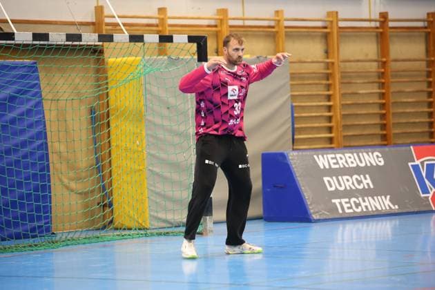 THW-Kiel-Torwart Andreas Wolff ( 33) steht vor dem Tor und dirigiert seine Abwehr mit ausgestreckten Armen. Er trägt das pinke Torwarttrikot mit der Nummer 33. Andreas Wolff ( 33; THW Kiel) im Tor der Edgar Meschkat Halle *** THW Kiel goalkeeper Andreas Wolff, 33, stands in front of the goal and directs his defense with outstretched arms. He is wearing the pink goalkeeper jersey with the number 33. Andreas Wolff, 33, of THW Kiel, in goal at the Edgar Meschkat Halle. Copyright: xspeedshotx