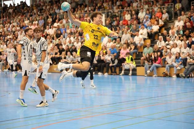 Nicolas Kahmke ( 23; TSVA) springt hoch und holt zum Wurf aus Nicolas Kahmke ( 23; TSVA) beim Sprungwurf gegen TSV Altenholz *** Nicolas Kahmke, 23, TSVA, jumps high and winds up for a shot. Nicolas Kahmke, 23, TSVA, takes a jump shot against TSV Altenholz. Copyright: xspeedshotx