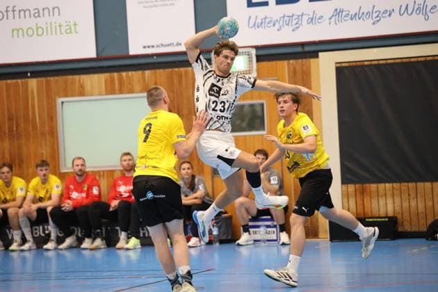 Rune Dahmke ( 23; THW Kiel) zieht in der Edgar Meschkat Halle in Altenholz zum Sprungwurf hoch und hält den Ball über dem Kopf, während zwei Spieler des TSV Altenholz ihn unter Druck setzen. Der Linksaußen ist im Absprung klar vom Boden abgehoben, der Handball befindet sich in Wurfposition. Rune Dahmke ( 23; THW Kiel) beim Sprungwurf gegen TSV Altenholz *** Rune Dahmke, No. 23 of THW Kiel, jumps for a jump shot at the Edgar Meschkat Hall in Altenholz and holds the ball above his head while two TSV Altenholz players put pressure on him. The left wing has clearly left the ground as he takes off, and the ball is in shooting position. Rune Dahmke (No. 23), THW Kiel, takes a jump shot against TSV Altenholz. Copyright: xspeedshotx