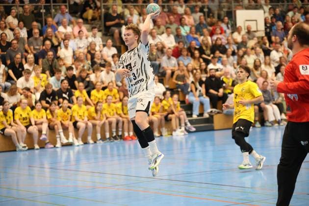 Jarnes Faust ( 3; THW Kiel) springt hoch und hält den Ball zum Wurf bereit, während ein Spieler von TSV Altenholz und der gegnerische Torwart im Hintergrund agieren. Die vollbesetzte Halle in Altenholz bildet die Kulisse für diesen Spielmoment. Jarnes Faust ( 3; THW Kiel) beim Sprungwurf in der Edgar Meschkat Halle *** Jarnes Faust 3 of THW Kiel jumps high and prepares to shoot, while a player from TSV Altenholz and the opposing goalkeeper are in the background. The packed arena in Altenholz provides the backdrop for this moment in the game: Jarnes Faust 3 of THW Kiel taking a jump shot in the Edgar Meschkat Hall Copyright: xspeedshotx