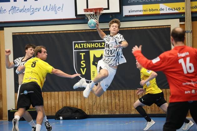 Julius Eisend ( 28; THW Kiel) springt hoch und zieht ab, während zwei Altenholzer Abwehrspieler versuchen, den Wurf zu blocken. Rechts im Bild ist Philip Saggau ( 16; TSV Altenholz) als Torwart in rotem Trikot zu sehen. Julius Eisend ( 28; THW Kiel) beim Sprungwurf gegen TSV Altenholz *** Julius Eisend, No. 28 of THW Kiel, jumps high and takes a shot, while two Altenholz defenders try to block the shot. On the right side of the picture, Philip Saggau (No. 16, TSV Altenholz) can be seen as the goalkeeper in a red jersey. Julius Eisend (No. 28, THW Kiel) takes a jump shot against TSV Altenholz. Copyright: xspeedshotx