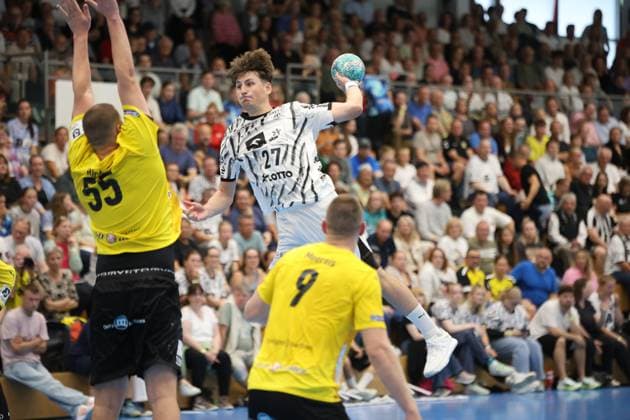 Kjell Suhr ( 27; THW Kiel) springt hoch und zieht zum Wurf ab, während Sam Richard ( 55; TSV Altenholz) die Arme hochreißt und ein weiterer Altenholz-Spieler ( 9) den Angriff beobachtet. Die vollbesetzte Edgar Meschkat Halle in Altenholz bildet die Kulisse. Kjell Suhr ( 27; THW Kiel) beim Sprungwurf gegen TSV Altenholz *** Kjell Suhr (27) of THW Kiel jumps up and takes a shot, while Sam Richard (55) of TSV Altenholz throws his arms up and another Altenholz player (9) watches the attack. The packed Edgar Meschkat Hall in Altenholz serves as the backdrop for Kjell Suhr (27) of THW Kiel as he attempts a jump shot against TSV Altenholz. Copyright: xspeedshotx
