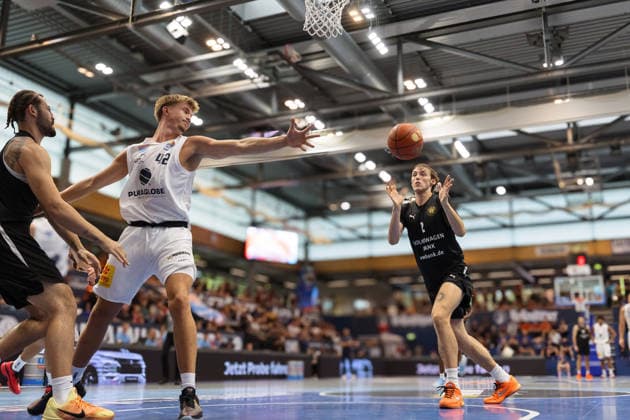 Mika Siegert (MBC, 42), Benjamin Schröder (Braunschweig, 2), Syntainics MBC vs. Basketball Löwen Braunschweig, Testspiel, Saisonvorbereitung, Basketball, Bundesliga, Maenner, Saison 2026 27, 19.08.2026. Weißenfels Stadthalle Sachsen-Anhalt Deutschland *** Mika Siegert MBC, 42, Benjamin Schröder, Braunschweig, 2, Syntainics MBC vs. Basketball Löwen Braunschweig, exhibition game, preseason, basketball, Bundesliga, men’s, 2026–27 season, August 19, 2026, Weißenfels Stadthalle, Saxony-Anhalt, Germany