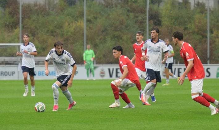 Gelsenkirchen: DFB-Nachwuchsliga FC Schalke 04 U19 - Rot-Weiss Essen U19 ** NUR FÜR REDAKTIONELLE ZWECKE ** EDITORIAL USE ONLY **<p>Im Spiel FC Schalke 04 U19 (weiss) gegen Rot-Weiss Essen U19 (rot) am Mittwoch, den 19. August 2026, im Parkstadion in Gelsenkirchen. Deutschland NRW Gelsenkirchen Copyright: UwexErnst *** Gelsenkirchen, DFB Youth League: FC Schalke 04 U19 vs. Rot Weiss Essen U19 ** FOR EDITORIAL USE ONLY ** EDITORIAL USE ONLY ** p In the match between FC Schalke 04 U19 (white) and Rot Weiss Essen U19 (red) on Wednesday, August 19, 2026, at the Parkstadion in Gelsenkirchen, Germany (NRW), Gelsenkirchen. Copyright UwexErnst Copyright: UwexErnst doc878a6tcwrxlwa101sb9 ,EDITORIAL USE ONLY