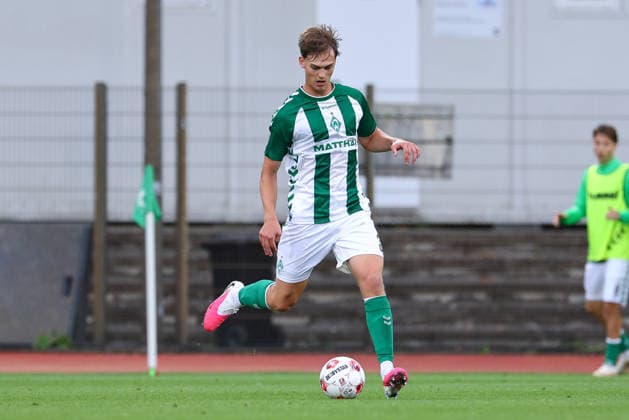 Mats Heitmann (SV Werder Bremen II, 3) am Ball, Freisteller, Einzelbild, Ganzkörper, Aktion, Action, Spielszene, 19.08.2026, Bremen (Deutschland), Fussball, Regionalliga Nord, SV Werder Bremen II - SC Weiche Flensburg *** Mats Heitmann, SV Werder Bremen II, 3 players on the ball, free kick, single frame, full-body shot, action, game scene, August 19, 2026, Bremen, Germany, soccer, Regionalliga Nord, SV Werder Bremen II vs. SC Weiche Flensburg xobx