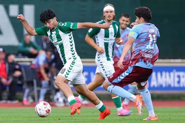 v.li.: Darwin Kaan Soylu (SV Werder Bremen II, 10) und Ilir Serifi (SC Weiche Flensburg 08, 11) im Zweikampf, Duell, Dynamik, Aktion, Action, Spielszene, 19.08.2026, Bremen (Deutschland), Fussball, Regionalliga Nord, SV Werder Bremen II - SC Weiche Flensburg *** From left: Darwin Kaan Soylu (SV Werder Bremen II), 10, and Ilir Serifi (SC Weiche Flensburg 08), 11, in a one-on-one battle, duel, dynamic moment, action, game scene, August 19, 2026, Bremen, Germany, soccer, Regionalliga Nord, SV Werder Bremen II vs. SC Weiche Flensburg xobx