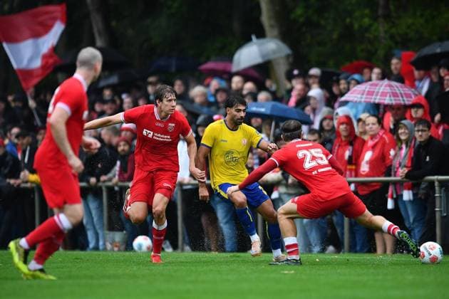 SV Sonsbeck - Rot-Weiss Essen ** NUR FÜR REDAKTIONELLE ZWECKE ** EDITORIAL USE ONLY **<p>Fußball Niederrheinpokal 1. Runde SV Sonsbeck - Rot-Weiss Essen am 19.08.2024 im Willy-Lemkens-Sportpark in Sonsbeck Tymoteusz Miller ( SV Sonsbeck ), links - Ekin Celebi ( Rot-Weiss Essen ), mitte - Luca Steffen Janßen ( SV Sonsbeck ), rechts Deutschland Nordrhein Westfalen Sonsbeck Copyright: ThorstenxTillmann *** SV Sonsbeck Rot Weiss Essen ** FOR EDITORIAL USE ONLY ** EDITORIAL USE ONLY ** p Lower Rhine Soccer Cup, 1st Round: SV Sonsbeck vs. Rot Weiss Essen on August 19, 2024, at Willy Lemkens Sportpark in Sonsbeck. Tymoteusz Miller (SV Sonsbeck), left: Ekin Celebi, Rot Weiss Essen; center: Luca Steffen Janßen, SV Sonsbeck; right: Germany, North Rhine-Westphalia, Sonsbeck. Copyright ThorstenxTillmann Copyright: ThorstenxTillmann doc878a8jfs2swsv5wd9et ,EDITORIAL USE ONLY