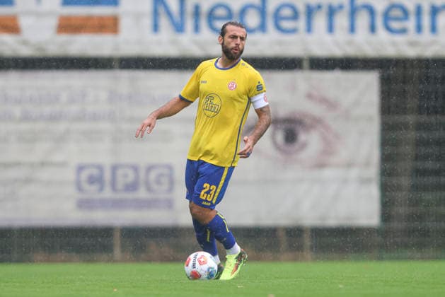 JosÃ -Enrique Rios Alonso (Rot-Weiss Essen) in Aktion, am Ball, Einzelaktion waehrend des Spiels des Niederrheinpokal zwischen SV Sonsbeck und Rot-Weiss Essen, Willy-Lemkens-Sportpark am 19. August 2026 in Sonsbeck, Deutschland. (Foto von Oliver Kaelke DeFodi Images) +++ JosÃ -Enrique Rios Alonso (Rot-Weiss Essen) controls the ball during the 3. Liga match between SV Sonsbeck and Rot-Weiss Essen at Willy-Lemkens-Sportpark on August 19, 2026 in Sonsbeck, Germany. (Photo by Oliver Kaelke DeFodi Images) DFB DFL REGULATIONS PROHIBIT ANY USE OF PHOTOGRAPHS AS IMAGE SEQUENCES AND OR QUASI-VIDEO. (Photo by Oliver Kaelke DeFodi Images) - *** José Enrique Ríos Alonso of Rot-Weiss Essen in action, on the ball, making a solo run during the Niederrhein Cup match between SV Sonsbeck and Rot-Weiss Essen, Willy Lemkens Sportpark on August 19, 2026, in Sonsbeck, Germany. Photo by Oliver Kaelke, DeFodi Images. José Enrique Ríos Alonso of Rot-Weiß Essen controls the ball during the 3. Liga match between SV Sonsbeck and Rot-Weiß Essen at Willy Lemkens Sportpark on August 19, 2026 in Sonsbeck, Germany. Photo by Oliver Kaelke, DeFodi Images. DFB and DFL regulations prohibit any use of photographs as image sequences and or quasi-video. Photo by Oliver Kaelke, DeFodi Images.
