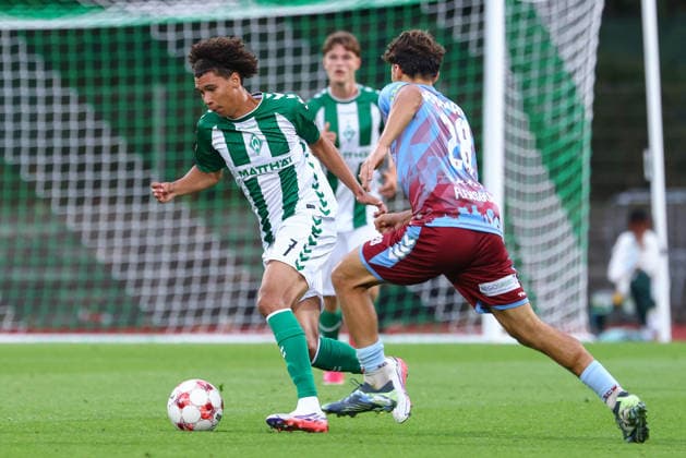 v.li.: Jasha Barry (SV Werder Bremen II, 7) und Theo Behrmann (SC Weiche Flensburg 08, 28) im Zweikampf, Duell, Dynamik, Aktion, Action, Spielszene, 19.08.2026, Bremen (Deutschland), Fussball, Regionalliga Nord, SV Werder Bremen II - SC Weiche Flensburg *** From left: Jasha Barry (SV Werder Bremen II), 7, and Theo Behrmann (SC Weiche Flensburg 08), 28, in a one-on-one battle; duel; dynamic play; action; game scene; August 19, 2026, Bremen, Germany, soccer, Regionalliga Nord, SV Werder Bremen II vs. SC Weiche Flensburg xobx