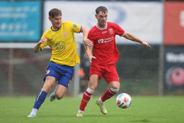 Gianluca Swajkowski (Rot-Weiss Essen) und Philipp Elspass (SV Sonsbeck) im Zweikampf waehrend des Spiels des Niederrheinpokal zwischen SV Sonsbeck und Rot-Weiss Essen, Willy-Lemkens-Sportpark am 19. August 2026 in Sonsbeck, Deutschland. (Foto von Oliver Kaelke DeFodi Images) +++ Gianluca Swajkowski (Rot-Weiss Essen) und Philipp Elspass (SV Sonsbeck) battle for the ball during the 3. Liga match between SV Sonsbeck and Rot-Weiss Essen at Willy-Lemkens-Sportpark on August 19, 2026 in Sonsbeck, Germany. (Photo by Oliver Kaelke DeFodi Images) DFB DFL REGULATIONS PROHIBIT ANY USE OF PHOTOGRAPHS AS IMAGE SEQUENCES AND OR QUASI-VIDEO. (Photo by Oliver Kaelke DeFodi Images) - *** Gianluca Swajkowski of Rot Weiss Essen and Philipp Elspass of SV Sonsbeck in a tackle during the Lower Rhine Cup match between SV Sonsbeck and Rot Weiss Essen at Willy Lemkens Sportpark on August 19, 2026, in Sonsbeck, Germany. Photo by Oliver Kaelke, DeFodi Images. Gianluca Swajkowski of Rot-Weiss Essen and Philipp Elspass of SV Sonsbeck battle for the ball during the 3. Liga match between SV Sonsbeck and Rot-Weiss Essen at Willy Lemkens Sportpark on August 19, 2026 in Sonsbeck, Germany. Photo by Oliver Kaelke, DeFodi Images. DFB and DFL regulations prohibit any use of photographs as image sequences and or quasi-video. Photo by Oliver Kaelke, DeFodi Images