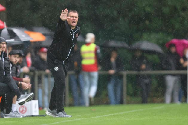 Trainer Uwe Koschinat (Rot-Weiss Essen) gestikuliert, Gestik waehrend des Spiels des Niederrheinpokal zwischen SV Sonsbeck und Rot-Weiss Essen, Willy-Lemkens-Sportpark am 19. August 2026 in Sonsbeck, Deutschland. (Foto von Oliver Kaelke DeFodi Images) +++ Trainer Uwe Koschinat (Rot-Weiss Essen) gestures during the 3. Liga match between SV Sonsbeck and Rot-Weiss Essen at Willy-Lemkens-Sportpark on August 19, 2026 in Sonsbeck, Germany. (Photo by Oliver Kaelke DeFodi Images) DFB DFL REGULATIONS PROHIBIT ANY USE OF PHOTOGRAPHS AS IMAGE SEQUENCES AND OR QUASI-VIDEO. (Photo by Oliver Kaelke DeFodi Images) - *** Coach Uwe Koschinat of Rot Weiss Essen gesturing during the Lower Rhine Cup match between SV Sonsbeck and Rot Weiss Essen, Willy Lemkens Sportpark on August 19, 2026, in Sonsbeck, Germany. Photo by Oliver Kaelke, DeFodi Images. Rot-Weiss Essen coach Uwe Koschinat gestures during the 3. Liga match between SV Sonsbeck and Rot-Weiss Essen at Willy Lemkens Sportpark on August 19, 2026, at Willy Lemkens Sportpark in Sonsbeck, Germany. Photo by Oliver Kaelke, DeFodi Images. DFB and DFL regulations prohibit any use of photographs as image sequences and or quasi-video. Photo by Oliver Kaelke, DeFodi Images.