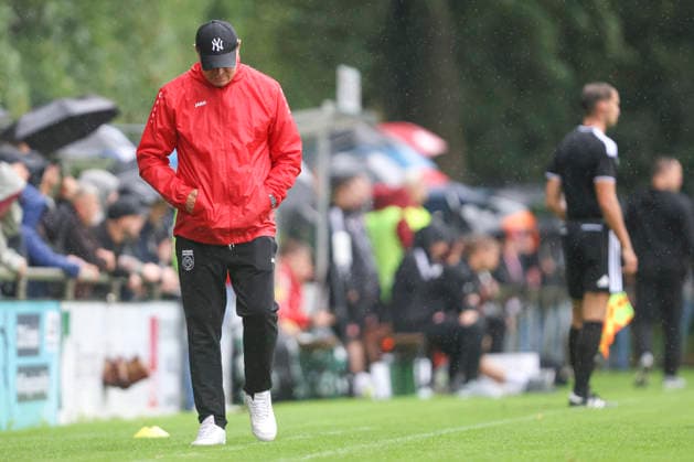 Trainer Heinrich Losing (SV Sonsbeck) ist enttaeuscht waehrend des Spiels des Niederrheinpokal zwischen SV Sonsbeck und Rot-Weiss Essen, Willy-Lemkens-Sportpark am 19. August 2026 in Sonsbeck, Deutschland. (Foto von Oliver Kaelke DeFodi Images) +++ Trainer Heinrich Losing (SV Sonsbeck) looks dejected during the 3. Liga match between SV Sonsbeck and Rot-Weiss Essen at Willy-Lemkens-Sportpark on August 19, 2026 in Sonsbeck, Germany. (Photo by Oliver Kaelke DeFodi Images) DFB DFL REGULATIONS PROHIBIT ANY USE OF PHOTOGRAPHS AS IMAGE SEQUENCES AND OR QUASI-VIDEO. (Photo by Oliver Kaelke DeFodi Images) - *** SV Sonsbeck coach Heinrich Losing looks disappointed during the Lower Rhine Cup match between SV Sonsbeck and Rot Weiss Essen, Willy Lemkens Sportpark on August 19, 2026, in Sonsbeck, Germany. Photo by Oliver Kaelke, DeFodi Images. Coach Heinrich Losing of SV Sonsbeck looks dejected during the 3. Liga match between SV Sonsbeck and Rot-Weiss Essen at Willy Lemkens Sportpark on August 19, 2026 in Sonsbeck, Germany. Photo by Oliver Kaelke, DeFodi Images. DFB and DFL regulations prohibit any use of photographs as image sequences and or quasi-video. Photo by Oliver Kaelke, DeFodi Images.