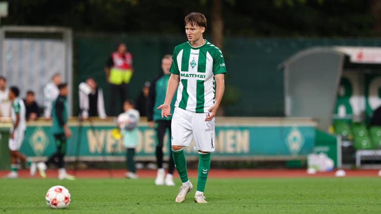 Karlo Simic (SV Werder Bremen II, 11) enttäuscht über die Niederlage, Enttäuschung nach dem Schlusspfiff, Abpfiff, Highlight, Verlierer, verloren, Frustration, pessimistisch, traurig, 19.08.2026, Bremen (Deutschland), Fussball, Regionalliga Nord, SV Werder Bremen II - SC Weiche Flensburg *** Karlo Simic, SV Werder Bremen II, 11, disappointed by the loss, disappointment after the final whistle, final whistle, highlight, loser, lost, frustration, pessimistic, sad, August 19, 2026, Bremen, Germany, soccer, Regionalliga Nord, SV Werder Bremen II vs. SC Weiche Flensburg xobx