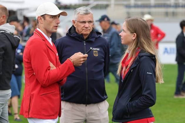 Besprechung des Parcours zwischen Sophie Hinners (GER, Deutschland), Bundestrainer Springreiten Otto Becker und ihrem Teamkollegen und Ex-Freund Richard Vogel (GER, Deutschland) , Springen, FEI Jumping World Championship, WM, Weltmeisterschaft , Turkish Airlines-Prize, Einzel und Teamwertung, Jumping , AACHEN - FEI World Championships 2026, Weltfest des Pferdesports, Reitsport Weltmeisterschaft 2026, Aachen 2026, Welcome Home 2026, Aachener Soers, 11. bis 23. August 2026, Reitsport, 19.08.2026, Aachen Aachener Soers Deutschland *** Discussion of the course between Sophie Hinners (GER, Germany), German national show jumping coach Otto Becker, and her teammate and ex-boyfriend Richard Vogel (GER, Germany); show jumping; FEI Jumping World Championships; Turkish Airlines Prize; individual and team competitions; show jumping; AACHEN FEI World Championships 2026, World Festival of Equestrian Sports, 2026 Equestrian World Championships, Aachen 2026, Welcome Home 2026, Aachen Soers, August 11–23, 2026, Equestrian Sports, August 19, 2026, Aachen Soers, Germany