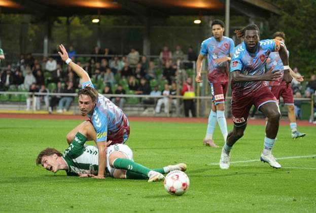 Foto : Karlo SIMIC (Werder) kommt zu Fall gegen Ole WAGNER (Weiche) und rechts ... Kevin NTIKA (Weiche) Fussball Regionalliga Nord , 4. Spieltag am Mi. 19.08.2026 Werder Bremen II - SG Weiche Flensburg *** Photo by Karlo SIMIC: Werder goes down against Ole WAGNER of Weiche and, on the right, Kevin NTIKA of Weiche. Soccer, Regionalliga Nord, Matchday 4 on Wed, Aug 19, 2026: Werder Bremen II vs. SG Weiche Flensburg
