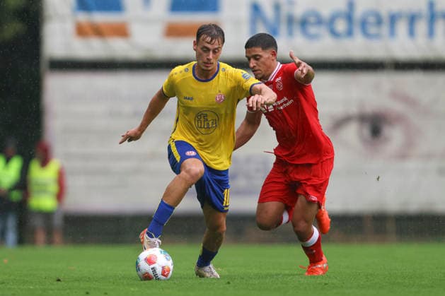 Marvin Obuz (Rot-Weiss Essen) und Shadi Ghrayeb (SV Sonsbeck) im Zweikampf waehrend des Spiels des Niederrheinpokal zwischen SV Sonsbeck und Rot-Weiss Essen, Willy-Lemkens-Sportpark am 19. August 2026 in Sonsbeck, Deutschland. (Foto von Oliver Kaelke DeFodi Images) +++ Marvin Obuz (Rot-Weiss Essen) und Shadi Ghrayeb (SV Sonsbeck) battle for the ball during the 3. Liga match between SV Sonsbeck and Rot-Weiss Essen at Willy-Lemkens-Sportpark on August 19, 2026 in Sonsbeck, Germany. (Photo by Oliver Kaelke DeFodi Images) DFB DFL REGULATIONS PROHIBIT ANY USE OF PHOTOGRAPHS AS IMAGE SEQUENCES AND OR QUASI-VIDEO. (Photo by Oliver Kaelke DeFodi Images) - *** Marvin Obuz of Rot Weiss Essen and Shadi Ghrayeb of SV Sonsbeck go head-to-head during the Lower Rhine Cup match between SV Sonsbeck and Rot Weiss Essen, Willy Lemkens Sportpark on August 19, 2026, in Sonsbeck, Germany. Photo by Oliver Kaelke, DeFodi Images. Marvin Obuz of Rot-Weiss Essen and Shadi Ghrayeb of SV Sonsbeck battle for the ball during the 3. Liga match between SV Sonsbeck and Rot-Weiss Essen at Willy Lemkens Sportpark on August 19, 2026 in Sonsbeck, Germany. Photo by Oliver Kaelke, DeFodi Images. DFB and DFL regulations prohibit any use of photographs as image sequences and or quasi-video. Photo by Oliver Kaelke, DeFodi Images.