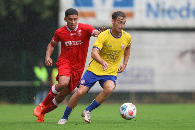 Shadi Ghrayeb (SV Sonsbeck) und Aiman Dardari(Rot-Weiss Essen) im Zweikampf waehrend des Spiels des Niederrheinpokal zwischen SV Sonsbeck und Rot-Weiss Essen, Willy-Lemkens-Sportpark am 19. August 2026 in Sonsbeck, Deutschland. (Foto von Oliver Kaelke DeFodi Images) +++ Shadi Ghrayeb (SV Sonsbeck) und Aiman Dardari(Rot-Weiss Essen) battle for the ball during the 3. Liga match between SV Sonsbeck and Rot-Weiss Essen at Willy-Lemkens-Sportpark on August 19, 2026 in Sonsbeck, Germany. (Photo by Oliver Kaelke DeFodi Images) DFB DFL REGULATIONS PROHIBIT ANY USE OF PHOTOGRAPHS AS IMAGE SEQUENCES AND OR QUASI-VIDEO. (Photo by Oliver Kaelke DeFodi Images) - *** Shadi Ghrayeb of SV Sonsbeck and Aiman Dardari of Rot Weiss Essen battle for the ball during the Lower Rhine Cup match between SV Sonsbeck and Rot Weiss Essen at Willy Lemkens Sportpark on August 19, 2026, in Sonsbeck, Germany. Photo by Oliver Kaelke, DeFodi Images. Shadi Ghrayeb of SV Sonsbeck and Aiman Dardari of Rot-Weiss Essen battle for the ball during the 3. Liga match between SV Sonsbeck and Rot-Weiss Essen at Willy Lemkens Sportpark on August 19, 2026 in Sonsbeck, Germany. Photo by Oliver Kaelke, DeFodi Images. DFB and DFL regulations prohibit any use of photographs as image sequences and or quasi-video. Photo by Oliver Kaelke, DeFodi Images.