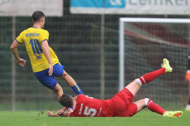 Marvin Obuz (Rot-Weiss Essen) und Philipp Elspass (SV Sonsbeck) im Zweikampf waehrend des Spiels des Niederrheinpokal zwischen SV Sonsbeck und Rot-Weiss Essen, Willy-Lemkens-Sportpark am 19. August 2026 in Sonsbeck, Deutschland. (Foto von Oliver Kaelke DeFodi Images) +++ Marvin Obuz (Rot-Weiss Essen) und Philipp Elspass (SV Sonsbeck) battle for the ball during the 3. Liga match between SV Sonsbeck and Rot-Weiss Essen at Willy-Lemkens-Sportpark on August 19, 2026 in Sonsbeck, Germany. (Photo by Oliver Kaelke DeFodi Images) DFB DFL REGULATIONS PROHIBIT ANY USE OF PHOTOGRAPHS AS IMAGE SEQUENCES AND OR QUASI-VIDEO. (Photo by Oliver Kaelke DeFodi Images) - *** Marvin Obuz of Rot Weiss Essen and Philipp Elspass of SV Sonsbeck in a tackle during the Lower Rhine Cup match between SV Sonsbeck and Rot Weiss Essen, Willy Lemkens Sportpark on August 19, 2026, in Sonsbeck, Germany. Photo by Oliver Kaelke, DeFodi Images. Marvin Obuz of Rot-Weiss Essen and Philipp Elspass of SV Sonsbeck battle for the ball during the 3. Liga match between SV Sonsbeck and Rot-Weiss Essen at Willy Lemkens Sportpark on August 19, 2026 in Sonsbeck, Germany. Photo by Oliver Kaelke, DeFodi Images. DFB and DFL regulations prohibit any use of photographs as image sequences and or quasi-video. Photo by Oliver Kaelke, DeFodi Images.