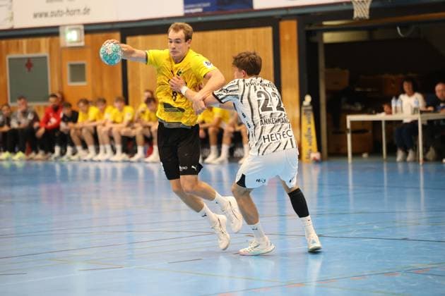Ein Spieler des TSV Altenholz ( 8) springt mit dem Ball in der Hand an und versucht, an Rasmus Ankermann ( 22; THW Kiel) vorbeizukommen. Der Zweikampf findet in der Edgar Meschkat Halle in Altenholz statt. Rasmus Ankermann ( 22; THW Kiel) im Zweikampf gegen TSV Altenholz *** A player from TSV Altenholz 8 jumps up with the ball in his hand and tries to get past Rasmus Ankermann (No. 22, THW Kiel). The matchup takes place at the Edgar Meschkat Hall in Altenholz. Rasmus Ankermann (No. 22, THW Kiel) in a matchup against TSV Altenholz Copyright: xspeedshotx