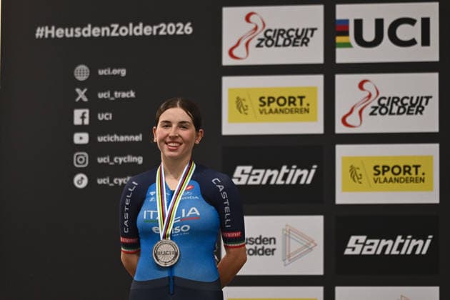 2026 UCI Junior Track World Championships Picture by Mathew Wells SWpix.com - 19 08 2026 - Cycling - 2026 UCI Junior Track World Championships - Heusden-Zolder, Flanders, Belgium - Women Scratch Race Final - Agata Campana of Italy receiving the silver medal Copyright: x xSWpix.comx(t axPhotographyxHubxLtd)xMathewxWells SWpix.comx SWP-3030-18231