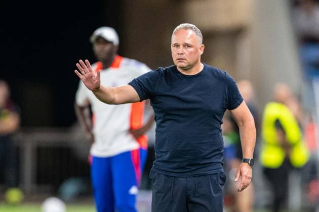 Coach Vitor Campelos gesticulates during Champions League qualifying playoff match, SK Slovan Bratislava - NK Celje , 19. august 2026, Tehelne pole Stadium, Bratislava, Slovakia Copyright: xMICHALxFAJT,ZOSPORTU.SKx MAR_8083