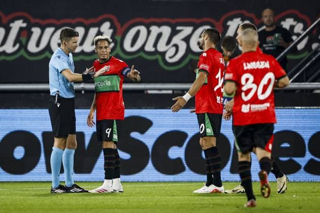 NIJMEGEN - (lr) referee Francois Letexier and Tjaronn Chery of NEC Nijmegen during the Champions League play-offs between NEC and FK Bodo Glimt at De Goffert on August 18, 2026 in Nijmegen, the Netherlands. BART STOUTJESDIJK ANP xVIxANPxSportx xxANPxIVx 565831344 originalFilename: 565831344.jpg