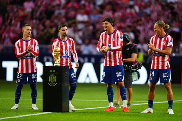Atletico Madrid v Malaga CF - LaLiga EA Sports MD1 Alejandro Grimaldo, Alex Baena, Marc Pubill, and Marcos Llorente of Atletico Madrid clap with the FIFA World Cup, WM, Weltmeisterschaft, Fussball trophy during the ceremony prior to the LaLiga EA Sports match between Atletico Madrid and Malaga CF at Metropolitano Stadium on August 19, 2026 in Madrid, Spain. Madrid Metropolitano Stadium Madrid Spain Copyright: xGokhanxTanerx xPSxImagesxGokhanxTanerx