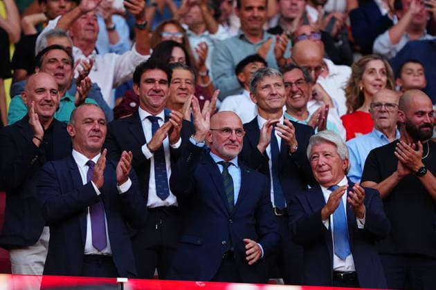 Atletico Madrid v Malaga CF - LaLiga EA Sports MD1 Luis de la Fuente, head coach Spain National Men™s Footbal Team, waves during a tribute to Spain™s winning World Cup during the ceremony prior to the LaLiga EA Sports match between Atletico Madrid and Malaga CF at Metropolitano Stadium on August 19, 2026 in Madrid, Spain. Madrid Metropolitano Stadium Madrid Spain Copyright: xGokhanxTanerx xPSxImagesxGokhanxTanerx