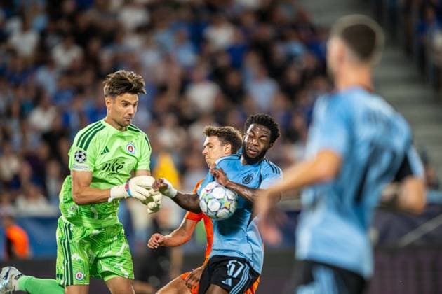 Dominik Takac in a battle for the ball during Champions League qualifying playoff match, SK Slovan Bratislava - NK Celje , 19. august 2026, Tehelne pole Stadium, Bratislava, Slovakia Copyright: xMICHALxFAJT,ZOSPORTU.SKx MAR_8199