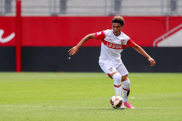 Malik Mosrati (VfB Stuttgart U19, 10) mit Ball, GER, FC Bayern Muenchen U19 vs. VfB Stuttgart U19, Fussball, U19 DFB-Nachwuchsliga, Gruppe D, 3. Spieltag, Saison 2026 2027, 19.08.2026, DFL DFB REGULATIONS PROHIBIT ANY USE OF PHOTOGRAPHS as IMAGE SEQUENCES and or QUASI-VIDEO, GER, FC Bayern Muenchen U19 vs. VfB Stuttgart U19, Fussball, U19 DFB-Nachwuchsliga, Gruppe D, 3. Spieltag, Saison 2026 2027, 19.08.2026 Muenchen *** Malik Mosrati, VfB Stuttgart U19, No. 10 with the ball, GER, FC Bayern Munich U19 vs. VfB Stuttgart U19, Soccer, U19 DFB Youth League, Group D, Matchday 3, 2026–2027 Season, August 19, 2026, DFL and DFB regulations prohibit any use of photographs as image sequences and or quasi-video, GER, FC Bayern Munich U19 vs. VfB Stuttgart U19, soccer, U19 DFB Youth League, Group D, Matchday 3, 2026–2027 Season, August 19, 2026, Munich Copyright: xEibner-Pressefoto JennixMaulx EP_JML