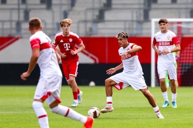 Massimo Di Benedetto (VfB Stuttgart U19, 08) mit Ball, GER, FC Bayern Muenchen U19 vs. VfB Stuttgart U19, Fussball, U19 DFB-Nachwuchsliga, Gruppe D, 3. Spieltag, Saison 2026 2027, 19.08.2026, DFL DFB REGULATIONS PROHIBIT ANY USE OF PHOTOGRAPHS as IMAGE SEQUENCES and or QUASI-VIDEO, GER, FC Bayern Muenchen U19 vs. VfB Stuttgart U19, Fussball, U19 DFB-Nachwuchsliga, Gruppe D, 3. Spieltag, Saison 2026 2027, 19.08.2026 Muenchen *** Massimo Di Benedetto, VfB Stuttgart U19, No. 08 with the ball, GER, FC Bayern Munich U19 vs. VfB Stuttgart U19, Soccer, DFB U19 Youth League, Group D, Matchday 3, 2026–2027 Season, August 19, 2026, DFL and DFB regulations prohibit any use of photographs as image sequences and or quasi-video, GER, FC Bayern Munich U19 vs. VfB Stuttgart U19, soccer, U19 DFB Youth League, Group D, Matchday 3, 2026–2027 Season, August 19, 2026, Munich Copyright: xEibner-Pressefoto JennixMaulx EP_JML