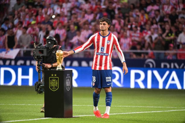 ESP: Atletico de Madrid vs Malaga CF - La Liga EA Sports MADRID, SPAIN - AUGUST 19: Marc Pubill of Atletico de Madrid with World Cup Trophy before the match between AtlÃ tico de Madrid and Malaga CF of La Liga EA Sports on August 19, 2026 at Riyadh Air Metropolitano Stadium in Madrid, Spain. (Photo by Samuel Carreno) Madrid Madrid Madrid Spain Copyright: xSamuelxCarrenox samcargad_190826_25-13