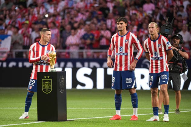 ESP: Atletico de Madrid vs Malaga CF - La Liga EA Sports MADRID, SPAIN - AUGUST 19: Marc Pubill, Marcos Llorente and Alejandro Grimaldo of Atletico de Madrid with World Cup Trophy before the match between AtlÃ tico de Madrid and Malaga CF of La Liga EA Sports on August 19, 2026 at Riyadh Air Metropolitano Stadium in Madrid, Spain. (Photo by Samuel Carreno) Madrid Madrid Madrid Spain Copyright: xSamuelxCarrenox samcargad_190826_25-20