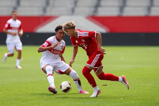 Kuba Horoszczak (FC Bayern Muenchen U19, 07) mit Malik Mosrati (VfB Stuttgart U19, 10), GER, FC Bayern Muenchen U19 vs. VfB Stuttgart U19, Fussball, U19 DFB-Nachwuchsliga, Gruppe D, 3. Spieltag, Saison 2026 2027, 19.08.2026, DFL DFB REGULATIONS PROHIBIT ANY USE OF PHOTOGRAPHS as IMAGE SEQUENCES and or QUASI-VIDEO, GER, FC Bayern Muenchen U19 vs. VfB Stuttgart U19, Fussball, U19 DFB-Nachwuchsliga, Gruppe D, 3. Spieltag, Saison 2026 2027, 19.08.2026 Muenchen *** Kuba Horoszczak, FC Bayern Munich U19, 07, with Malik Mosrati, VfB Stuttgart U19, 10, GER, FC Bayern Munich U19 vs. VfB Stuttgart U19, Soccer, U19 DFB Youth League, Group D, Matchday 3, 2026–2027 Season, August 19, 2026, DFL and DFB regulations prohibit any use of photographs as image sequences and or quasi-video, GER, FC Bayern Munich U19 vs. VfB Stuttgart U19, soccer, U19 DFB Youth League, Group D, Matchday 3, 2026–2027 season, August 19, 2026, Munich Copyright: xEibner-Pressefoto JennixMaulx EP_JML
