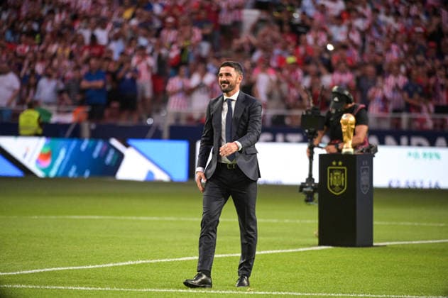 ESP: Atletico de Madrid vs Malaga CF - La Liga EA Sports MADRID, SPAIN - AUGUST 19: David Villa with the World Cup Trophy before the match between AtlÃ tico de Madrid and Malaga CF of La Liga EA Sports on August 19, 2026 at Riyadh Air Metropolitano Stadium in Madrid, Spain. (Photo by Samuel Carreno) Madrid Madrid Madrid Spain Copyright: xSamuelxCarrenox samcargad_190826_25-3