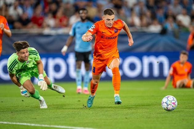 Dominik Takac in a battle with Mario Kvesic during Champions League qualifying playoff match, SK Slovan Bratislava - NK Celje , 19. august 2026, Tehelne pole Stadium, Bratislava, Slovakia Copyright: xMICHALxFAJT,ZOSPORTU.SKx MAR_8248
