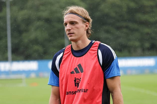 2026.08.19 xfsx Fussball 1. Bundesliga Hamburger Sportverein - Training am Volksparkstadion v.l. Sebastiaan Bornauw (Hamburger SV , 33) (DFL regulations prohibit any use of photographs as image sequences and or quasi-video. Hamburg Volksparkstadion Hamburg Deutschland Copyright: xFernandoxSoaresx